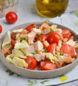 Салат з пекінської капусти, курки та помідорів чері