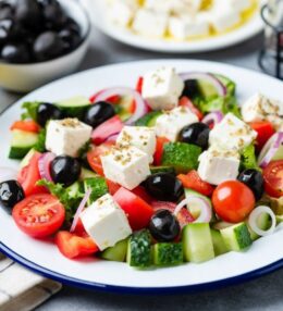 Грецький салат з маслинами, фетою та цибулею-шалотом